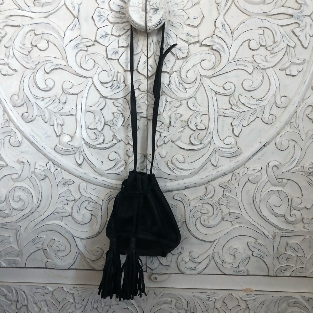 Bucket bag small in black cow leather